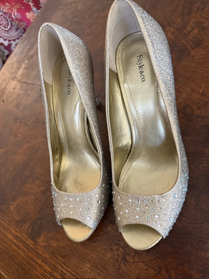 Zapatos de tacón de noche Style & Co Peep Toe Monaee pedrería dorada para mujer talla 8 Foto 4 de 4