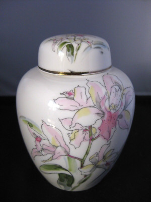 Vintage Japanese floral design lidded porcelain ginger jar / tea jar