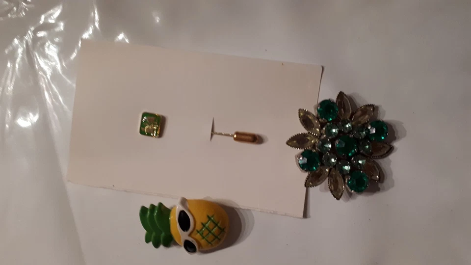 8 Teile Perlenkette mit Eulenanhänger türkis, 3 Broschen, 2 Colliers, Quarzuhr - Bild 2 von 4