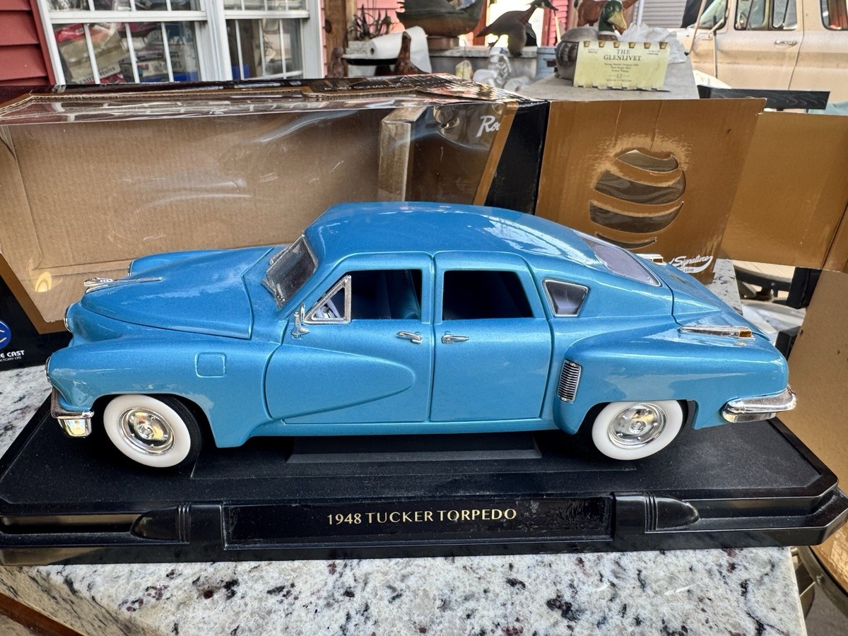 1948 Tucker ダイキャストモデル Lucky Diecast Road Signature 1948 Tucker Torpedo 1/18 Scale
