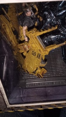 Aliens Colonial Marines Collectors Edition Figure Patches And Extras All Sealed