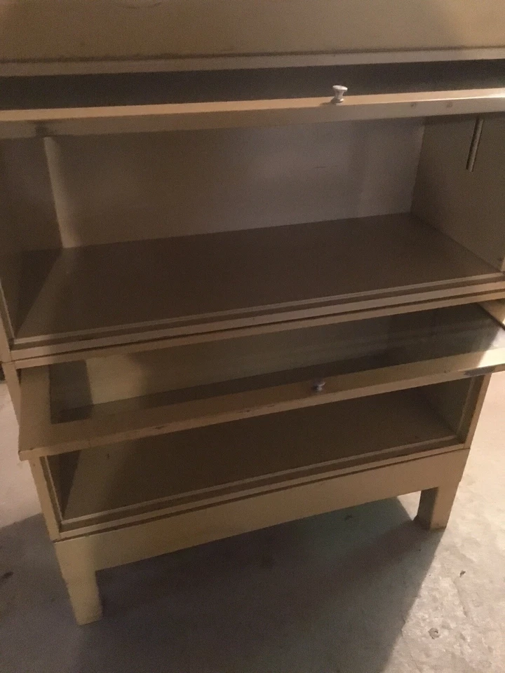 Librería industrial moderna de vidrio y metal Detroit Arsenal Mid Century Barrister Foto 4 de 4