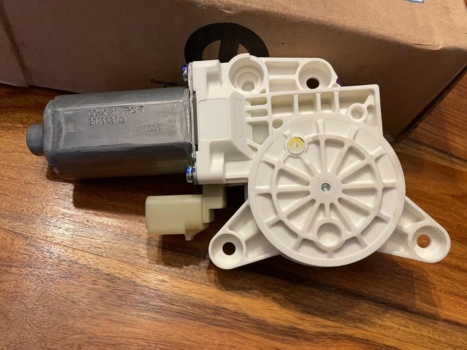 Chrysler Voyager RT 08- NEW GENUINE left front window motor 68030657AA 8C10 - Image 4 of 4