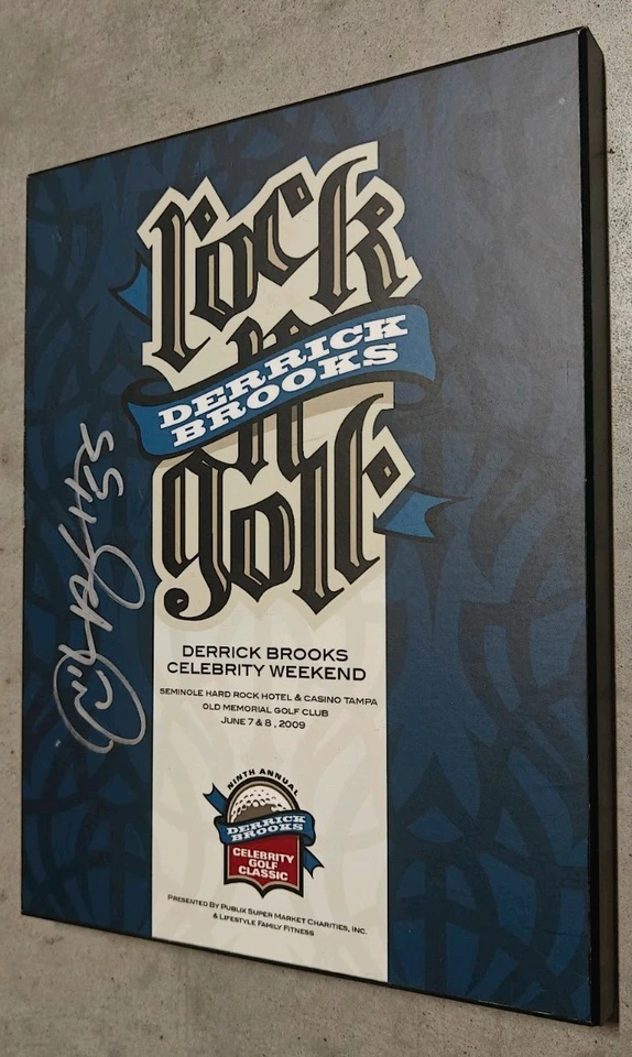 Autógrafo Derrick Brooks Tampa Bay Buccaneers "Rock N Golf" 9ª Placa Anual Foto 3 de 4