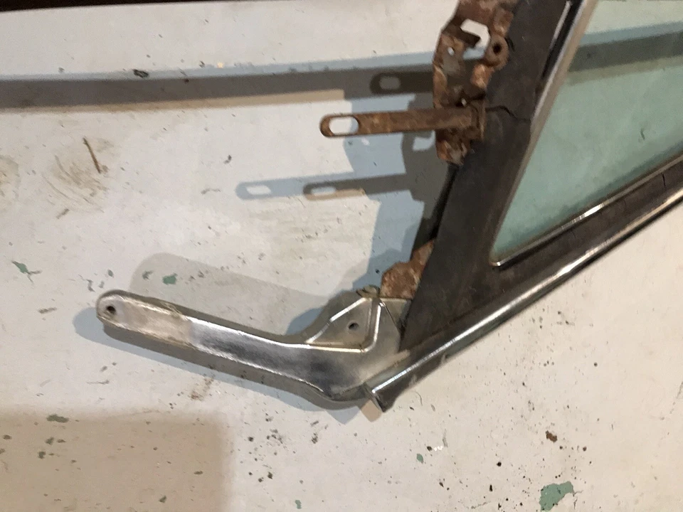 Chevy Impala 1965-1968 montaje de ventana de ventilación Bonneville Wildcat Eighty Eight OEM Foto 3 de 4