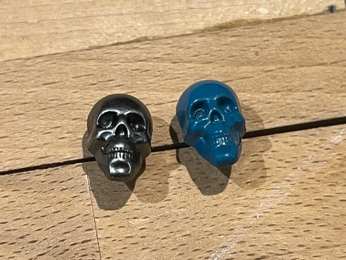 2 PINS PIN PERFUME PERFUME FASHION TETE DE MORT IKKS