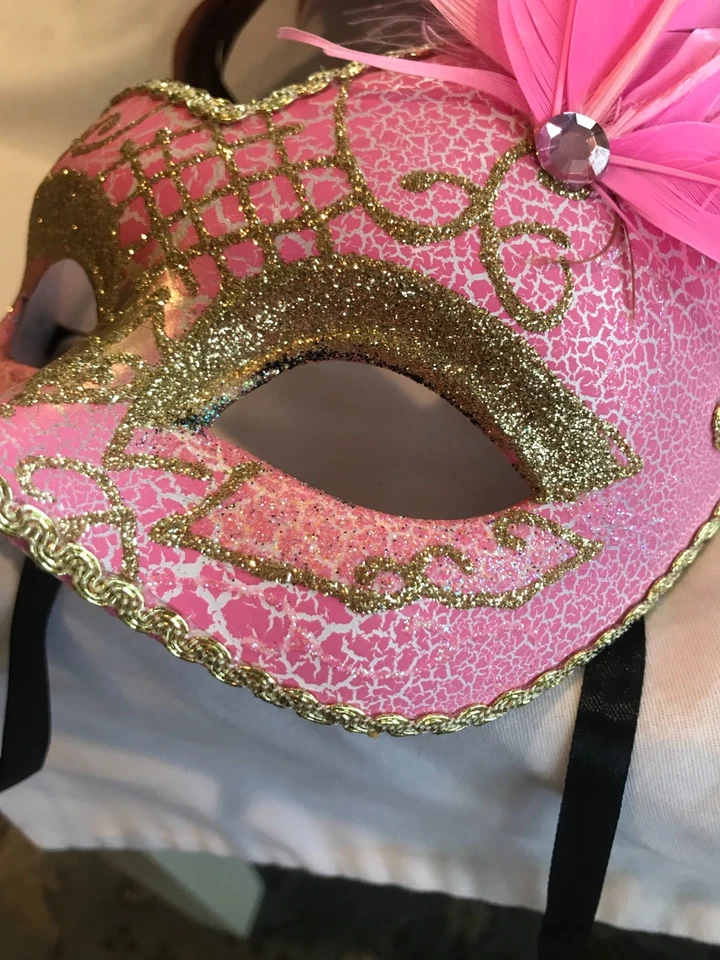 ¡¡HERMOSO!! Máscara de mascarada rosa con lentejuelas doradas y emplumadas ¡con lazos de cinta!! Foto 3 de 4