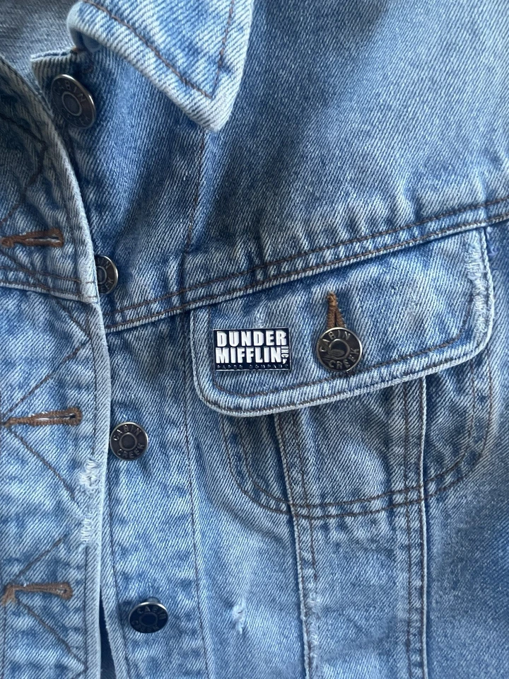 The Office - Dunder Mifflin Paper Company Logo Divertido Pin Esmalte Plateado Foto 4 de 4