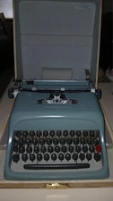 Vtg Olivetti Underwood Studio 44 Typewriter With Case! Made in Spain! Near Mint!