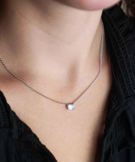 Colgante de boda solitario moissanita talla esmeralda horizontal de 1 quilate oro blanco de 14 k Foto 4 de 4