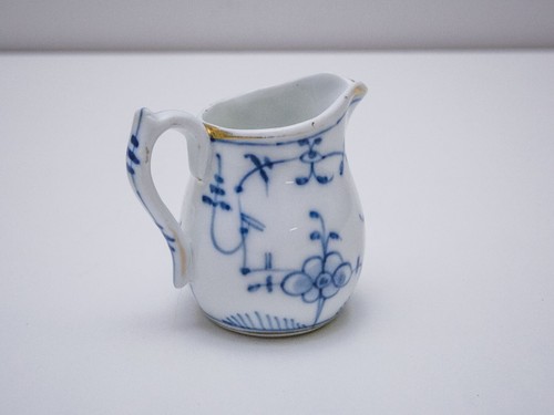 Kleines antikes Milch- bzw. Sahnekännchen in "Indisch Blau" mit Goldrand - Bild 3 von 4