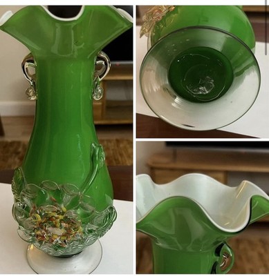 Chinesische Pflaumenblüten Glas Vase grün mit applizierten Blumen und weißem Interieur
