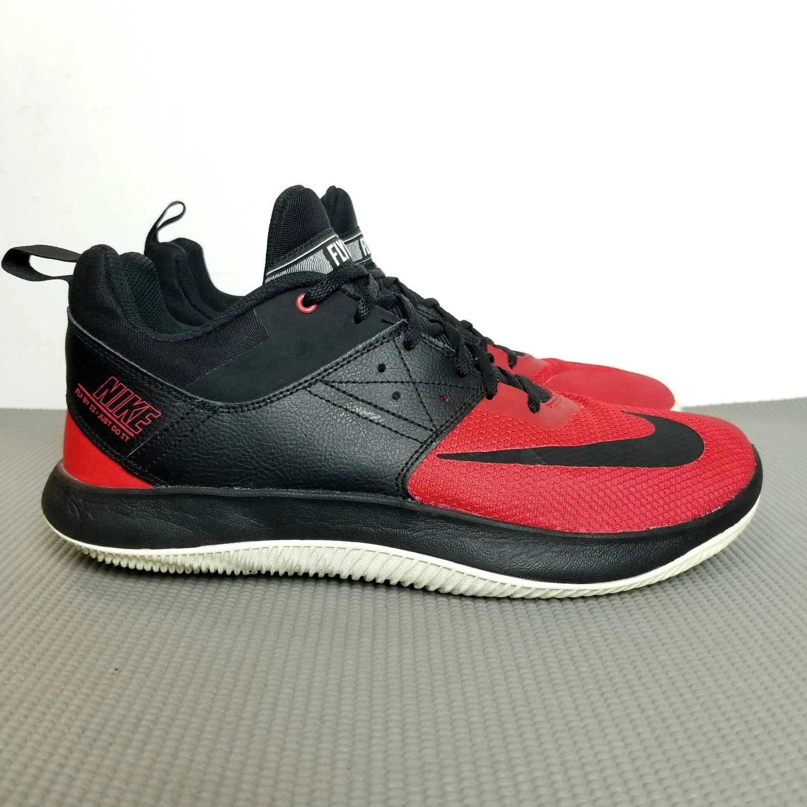 NICE PAIR OF NIKE FLY BY II LOW BLACK AND RED MEN'S SNEAKERS SIZE 11 (2019)