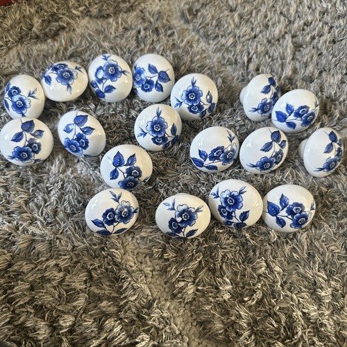 Pomello cassetto porcellana bianca ceramica 18 vintage ferramenta estraibile fiore blu - Foto 1 di 5