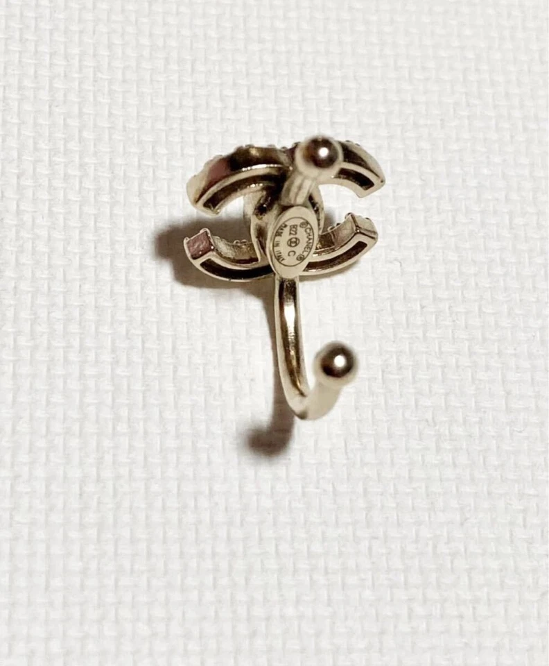 CHANEL leicht gebrauchter seltener Lippenring Strass Coco Mark Chanel Logo Accessoire - Bild 3 von 4