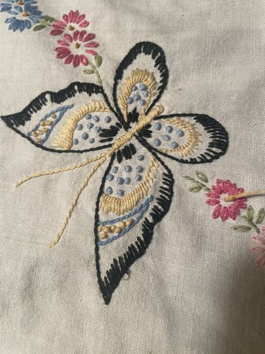 Vintage Embroidered Table Dresser Runner Butterflies Flowers Oval 17”x35” - Picture 7 of 8
