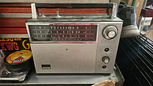 York Portable Transistor Radio FM AM SW 15 Transistor High Fidelity
