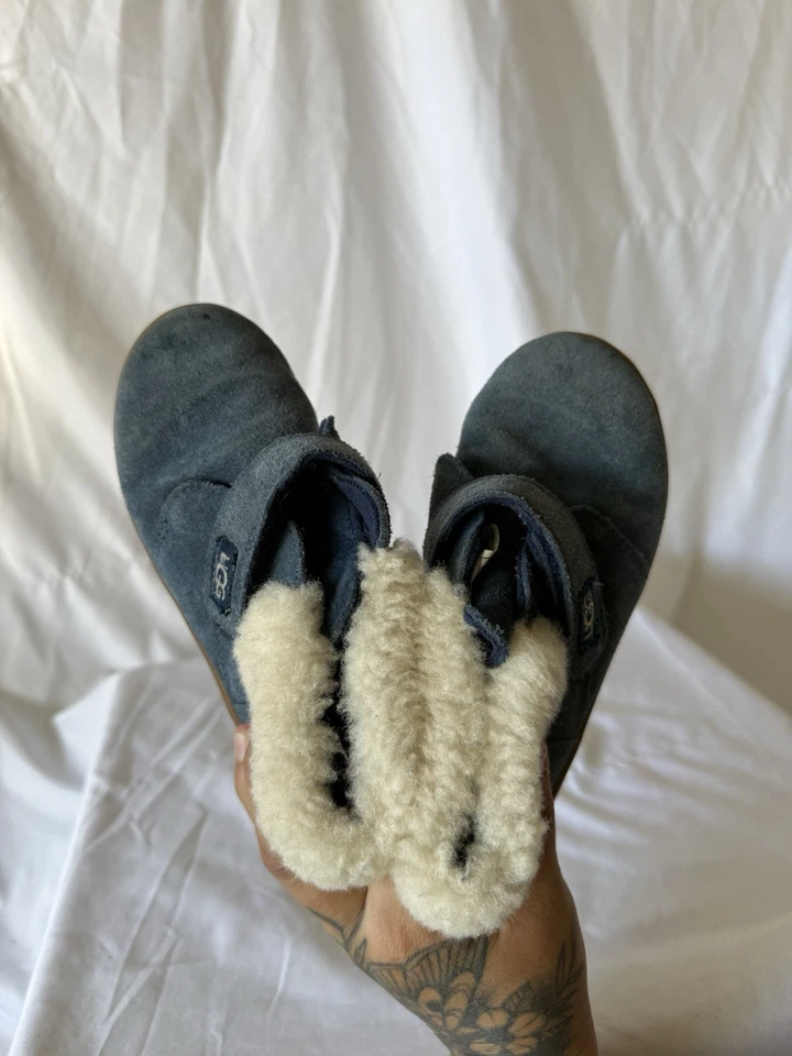 Zapato botín UGG Kids’ Nolen genuino de piel de oveja color azul marino talla 12 Foto 4 de 4