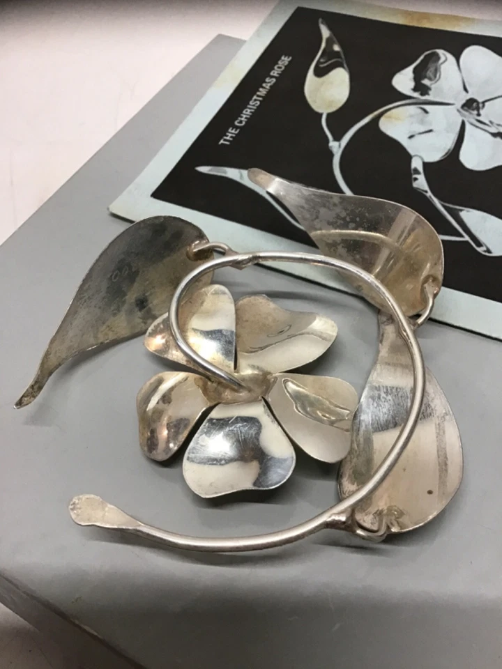 Escultura/adorno de metal gris firmado Ed 1979 vintage La rosa de Navidad 51/300 Foto 4 de 4