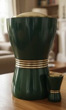 URN FOR ADULT , FUNERAL, BURIAL , METAL, GREEN . HOLDS 230 CI