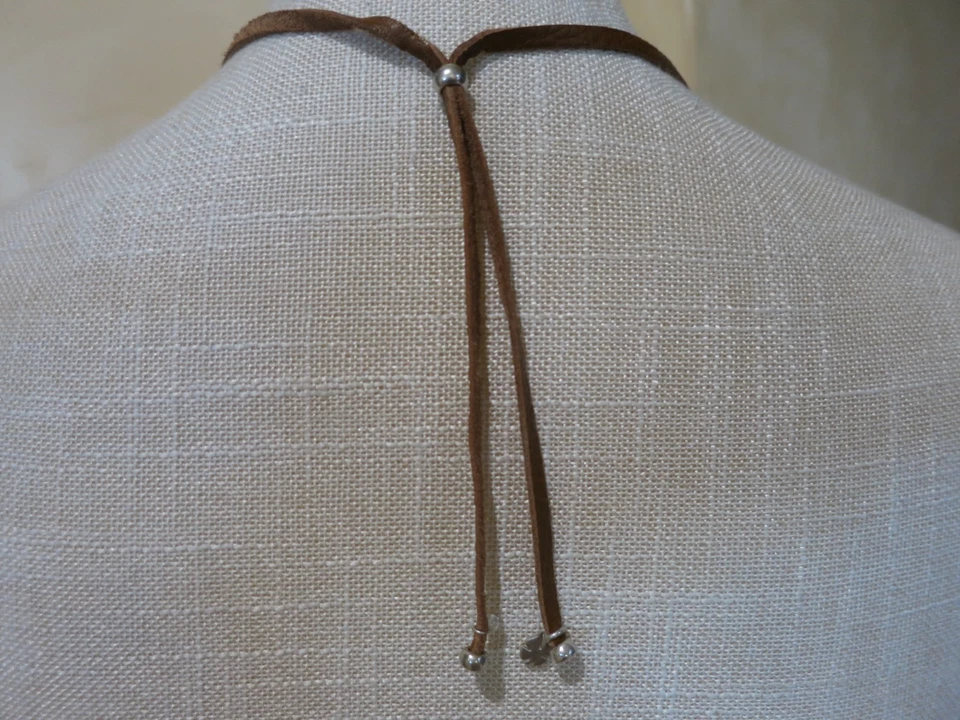 Collar colgante Lucky Brand de cuero con cordón plateado Foto 3 de 4