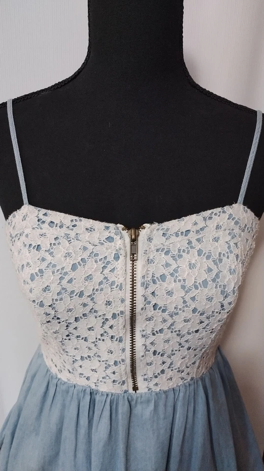 Vestido para mujer marca Wet Seal azul con encaje blanco talla S Foto 2 de 4