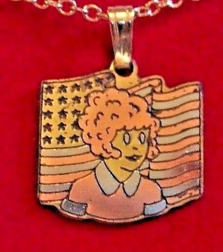 Collier Lil Little Orphan Annie NOS drapeau ton or 1981 collection suprême très bon état