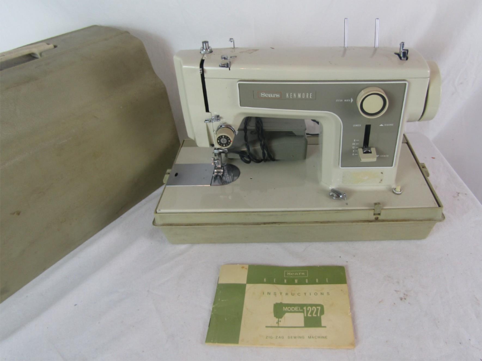 VINTAGE SEARS KENMORE ZIG ZAG SEWING MACHINE MODEL 1227 w MANUAL. Case