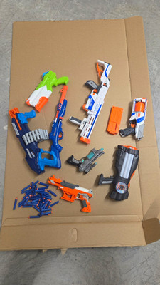 Nerf-Blaster mit Zubehör