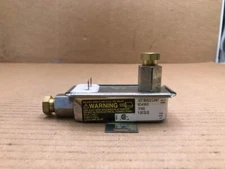 Eaton NC-4149-5 Oven Range Gas Safety Valve 0.5PSI 3.03/3.3VAC