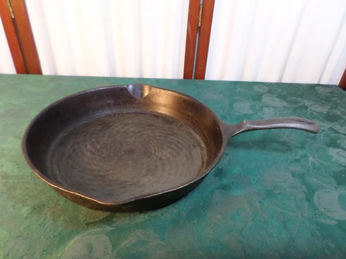 11 3/4" Wagner's 1891 Original Cast Iron Double Lipped Round Skillet