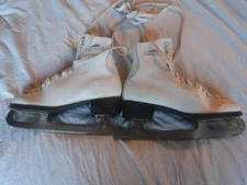 Lake Placid womens White figure Skates Size 7 Pre Owned