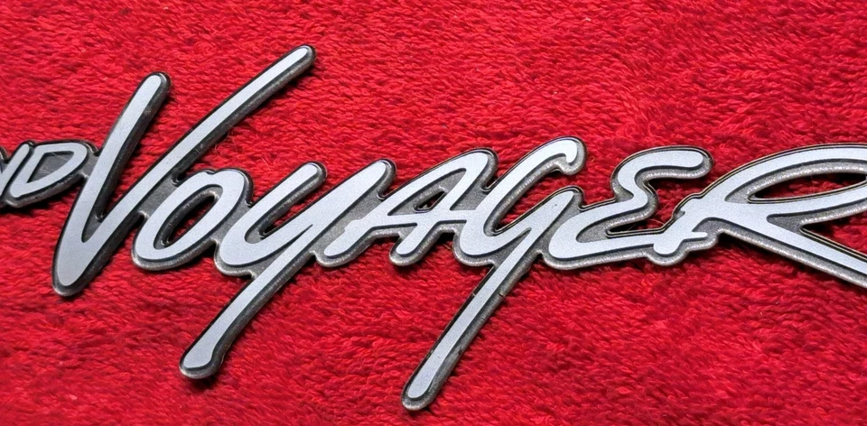Original 1996-1997-1998-1999-2000 Plymouth Grand Voyager puerta levadiza emblema-insignia Foto 4 de 4