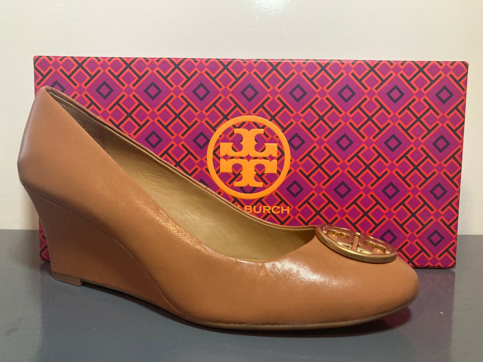 Tory Burch Tan Brown Chelsea Wedge Medallion Pump US 7 | eBay