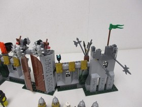 (AH 4) LEGO 8813 Battle at the Pass Knights Kingdom Castle with original box and BA