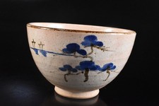K8652: Japanese Kiyomizu-ware Colored porcelain Pine Muffle painting TEA BOWL