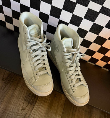 Nike Blazer 77 Men's Gray Mid Top Lace-Up Sneakers Rubber Outsole
