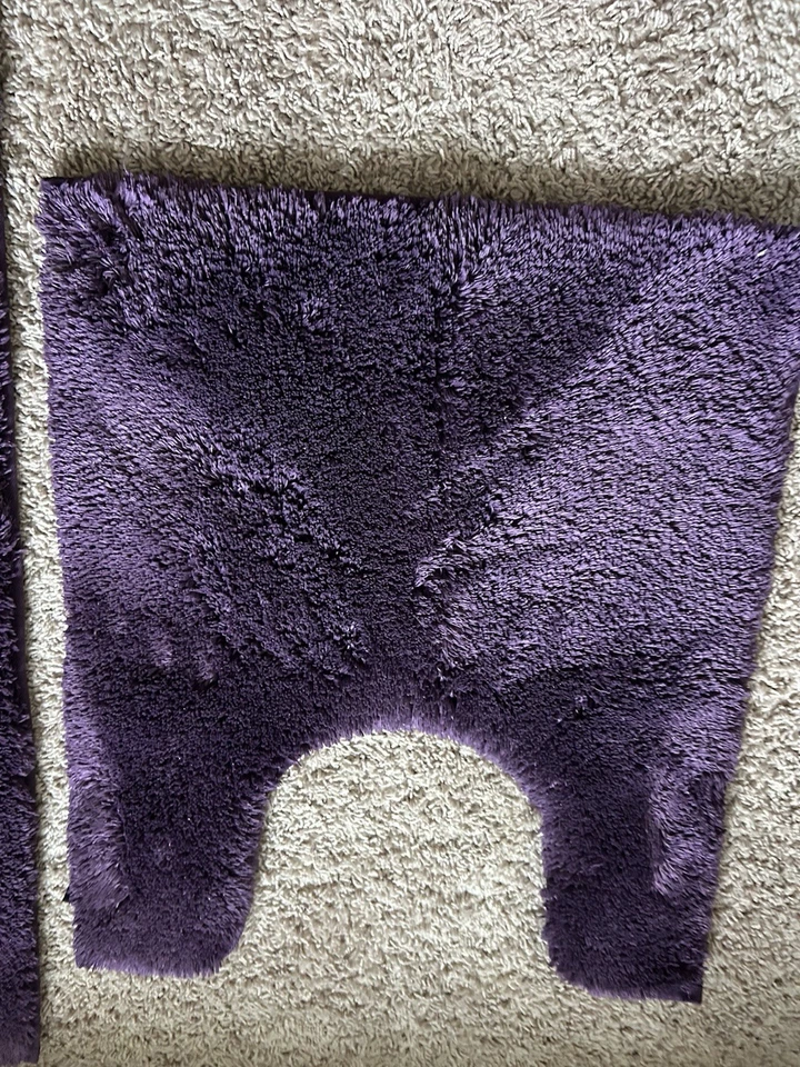 Alfombra de baño púrpura Simply Vera Wang y alfombra de inodoro Foto 3 de 4