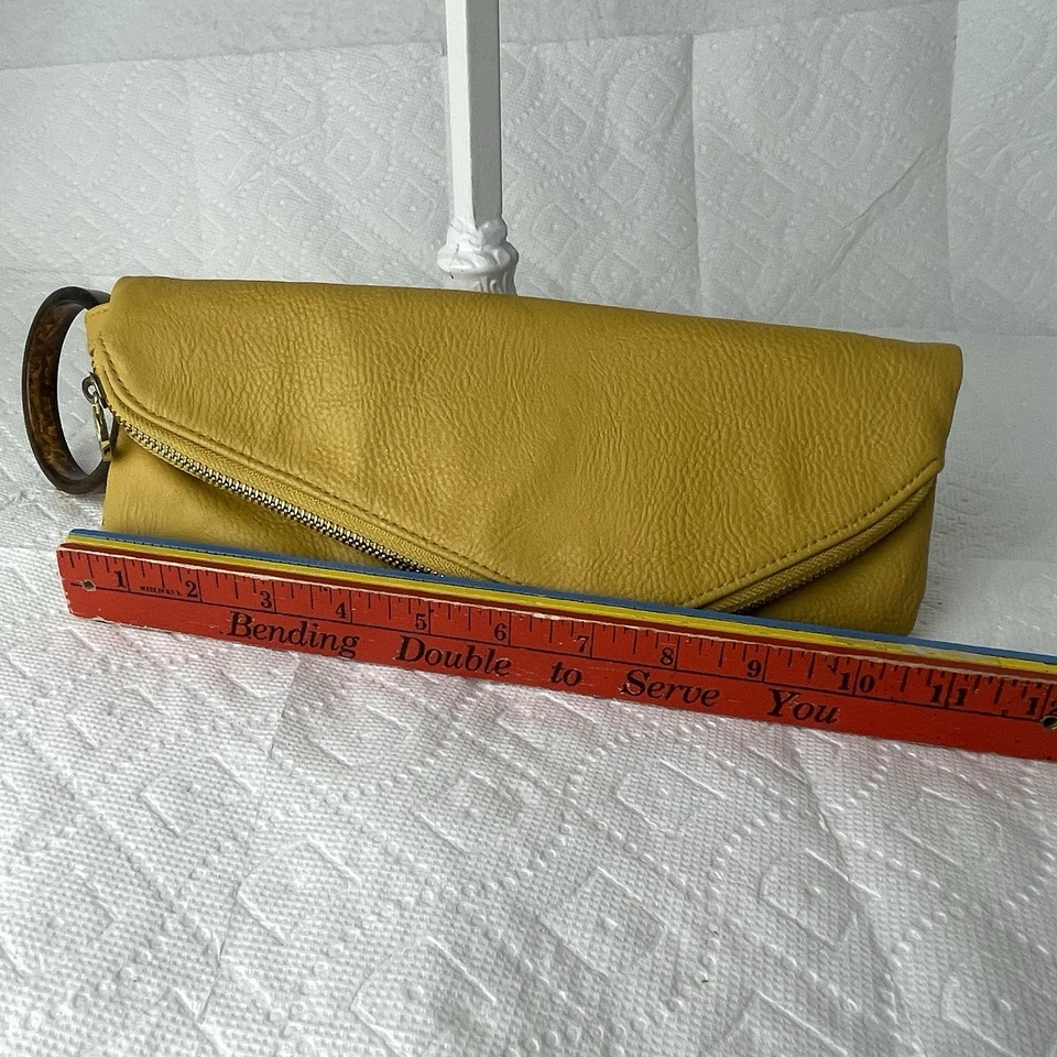 Cartera Mud Pie Muñequera Amarillo Mostaza Bolso sin asas Bolso de mano Imitación Carey Brazalete Foto 3 de 4