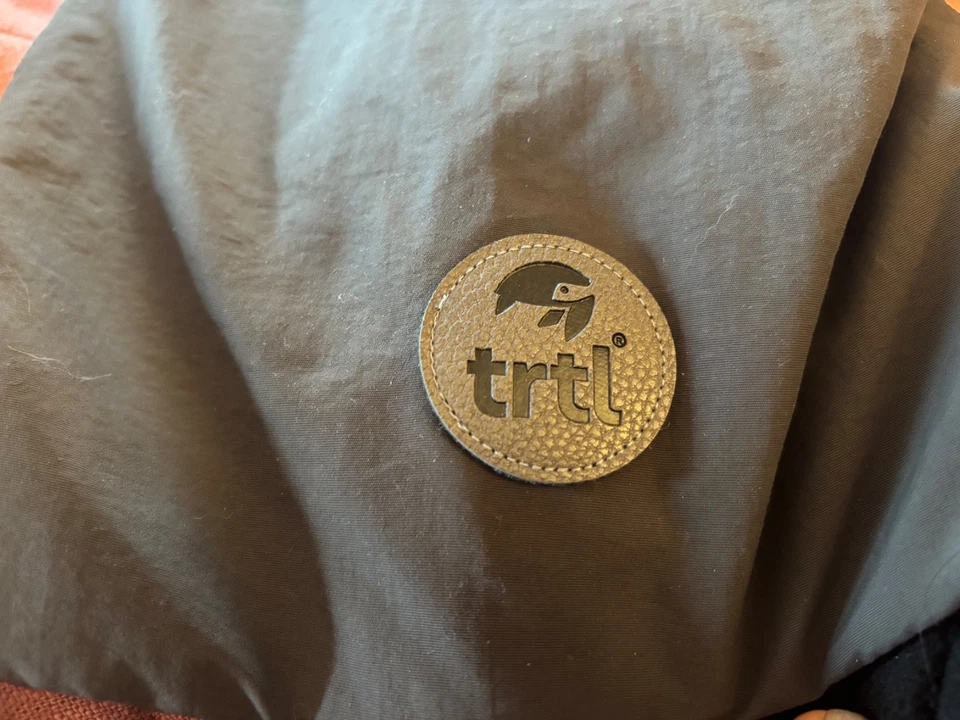 Almohada de avión de viaje trtl - Experiencia de sueño real en vuelos largos - Gris Foto 4 de 4