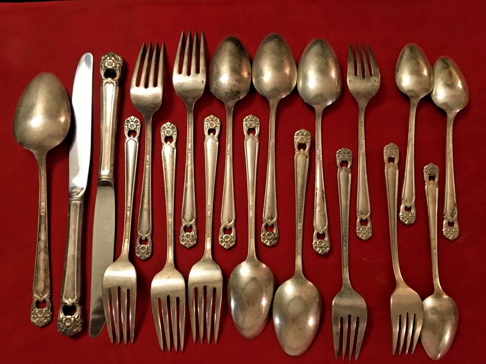 Rogers Brothers I.S. 1847 "Eternamente tuyo" ~ tú eliges: tenedor, cuchara, cuchillo Foto 3 de 3