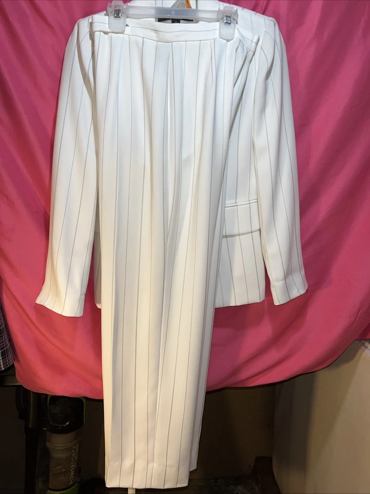 Traje Pantalón Kasper Off White con Rayas Grises 2 piezas Talla 2P 1 Botón Carrera Clásico Foto 4 de 4