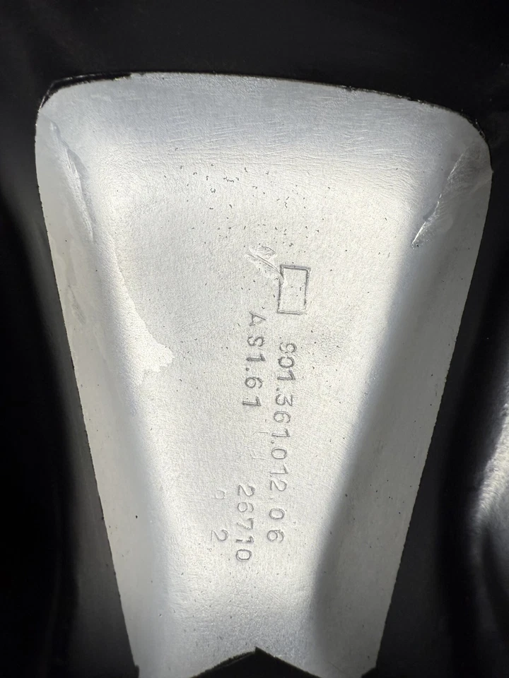 Porsche Fuchs Deep 6's with Heart shape Valve stem - Image 4 of 4