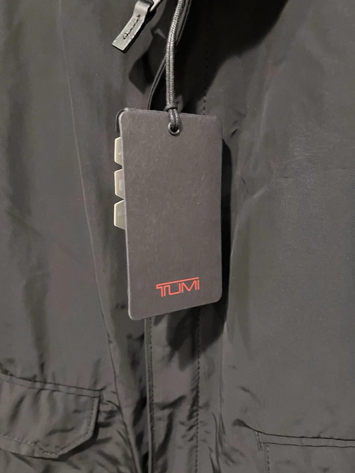 Gabardina TUMI, Pack A Way, chaqueta larga resistente al agua negra pequeña para hombre Foto 3 de 4