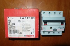 DISJONCTEUR DIFFERENTIEL 4POLE 32A 300mA TYPE AC. 4POLE, 32AMPERE LEGRAND 411208