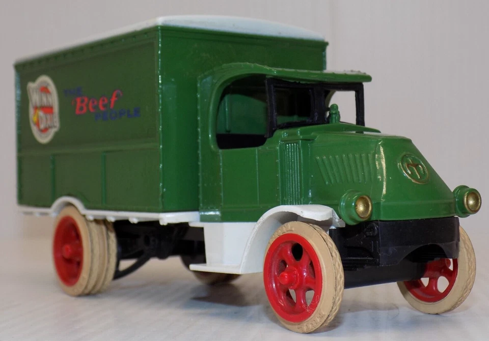 ERTL Bank 1926 1:38 Mack Bulldog Box Truck Bank - Winn Dixie Supermarkets #2125 Foto 2 de 4