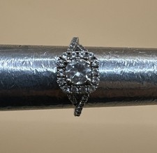 Elegant 925 Sterling Silver Sparkling Stones Ring / Size 7