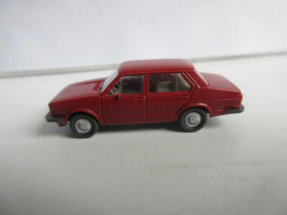 WIKING 1:87 VW Jetta, Rosso Rubino - Immagine 2 di 4