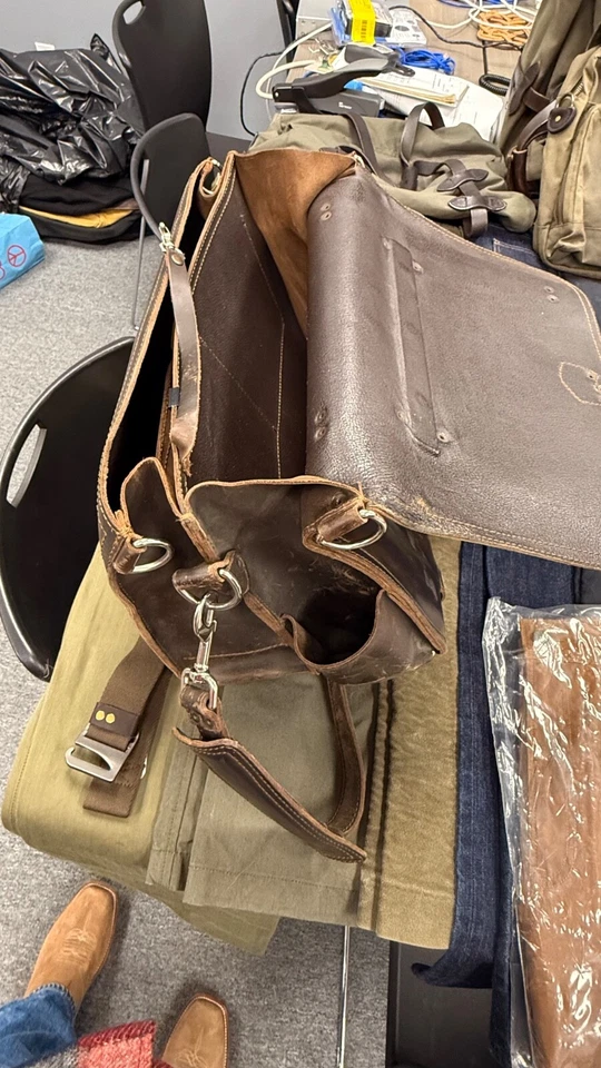 Maletín clásico grande de cuero Saddleback - marrón café oscuro Foto 2 de 4