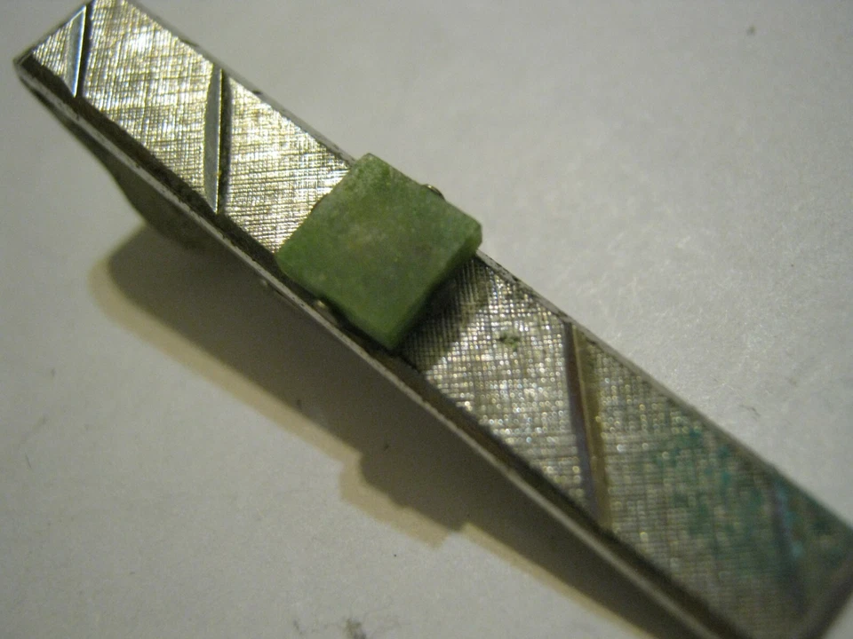 Clip de corbata Dante' años 60 tono plata 1 3/4" con cuadrado esmeralda Foto 2 de 4